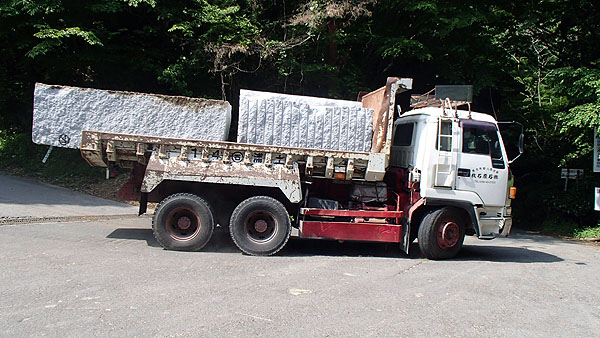 石材を積んだトラック